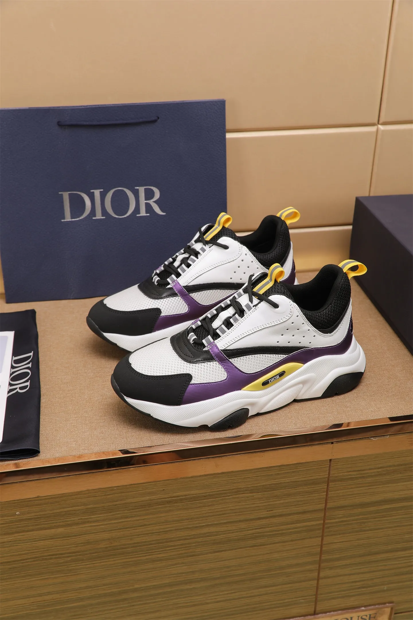 Factory price: 460💰Dior’s top version of D’s b22 men’s sports shoes. Inspired by retro running styles, the chunky low-top silhouette features gray calf leather and blue and white mesh fabric uppers, atop a black, white and blue engraved rubber sole. Nylon ribbon accents the blue mesh tongue and heel counter, and a "dio~" logo appears on the side. Pair it with a suit for a striking contrast and add a sportswear-chic edge to your look. The thick sole can be about 4cm~ Size: 38-45, [46, 47 customized]